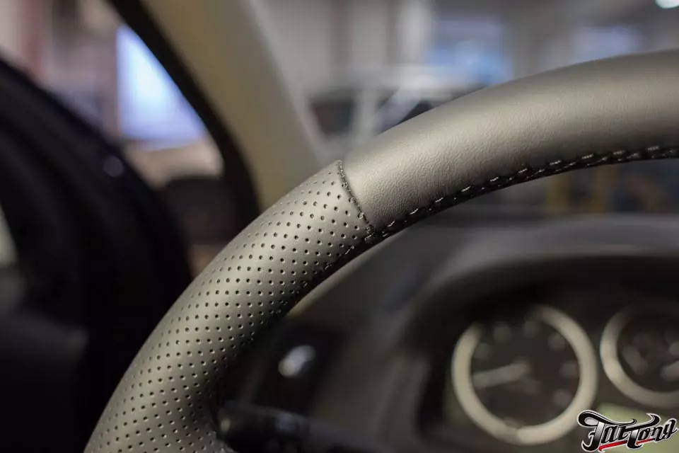 Land Rover Freelander. Установка фирменного подогрева руля и пошив обода руля. Шумоизоляция дверей.